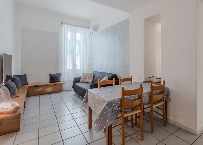 Vibrant Trastevere 2 Bedrooms On Via Del Moro Apartment