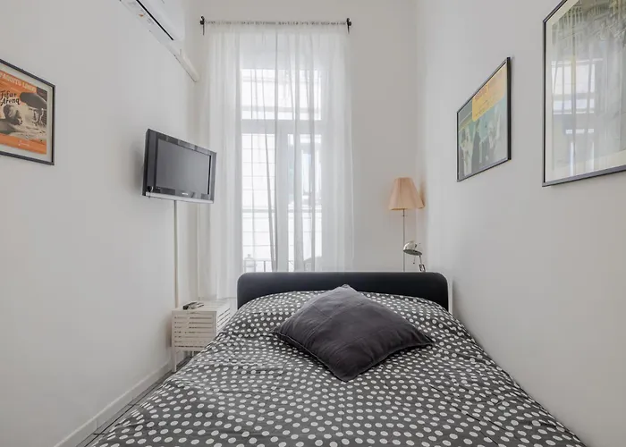 Apartment Vibrant Trastevere 2 Bedrooms On Via Del Moro
